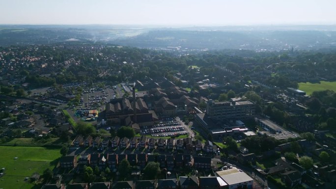潜入斯坦克利夫，英国，与令人惊叹的无人机拍摄的视频，揭示工业基地，繁华的街道，杜斯伯里综合医院，和风