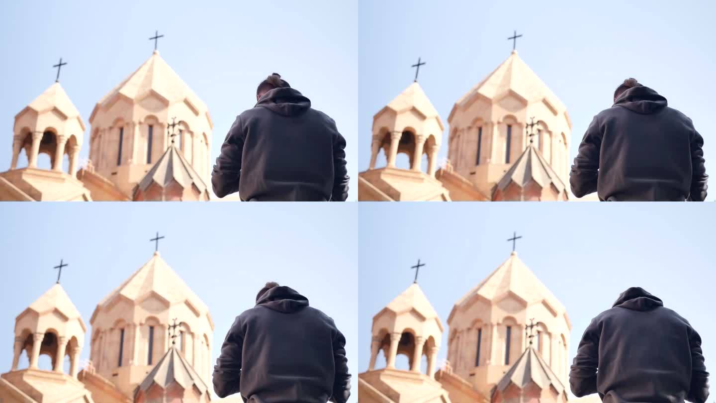 看他身后:一个年轻人，头上扎着一条辫子，是一个基督徒，在基督教的节日里面向教堂站着鞠躬祈祷。基督教的