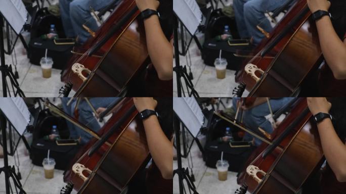 一名大提琴演奏者在一首曲子休息时鞠躬并停下来等待下一个音符，其他演奏者也会这样做