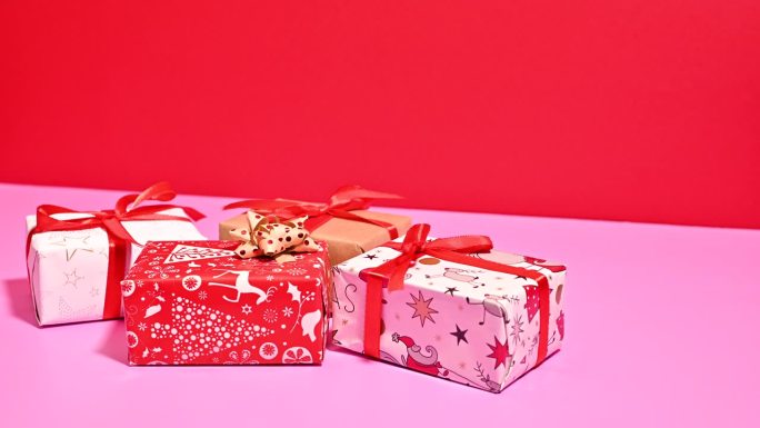 粉彩粉色和红色的背景来活与停止运动圣诞礼物魔法。停止运动