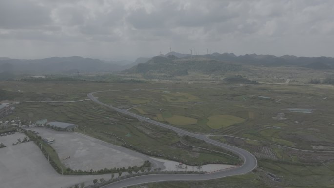 田间公路秋天高坡风车风力发电