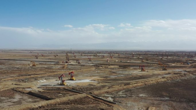 沙漠中的大型油田航拍沙漠油田