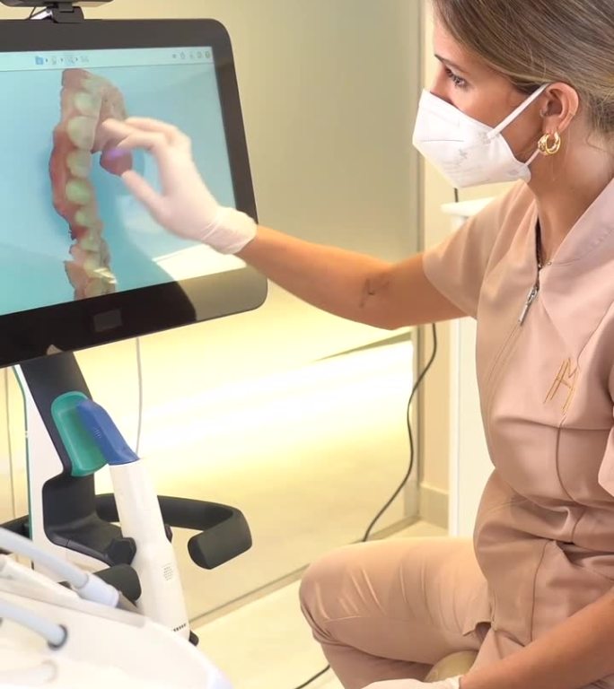 用现代技术向病人解释牙科手术的牙医