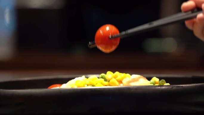 使用筷子夹菜近距离拍摄