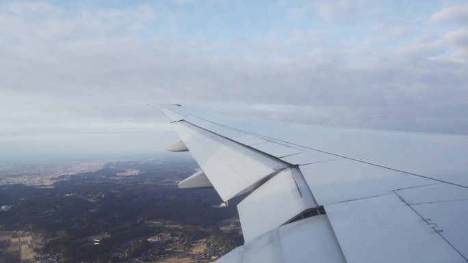 从日本上空的飞机窗口看到的景象
