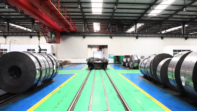 在带钢生产线上运行的轨道车，中国