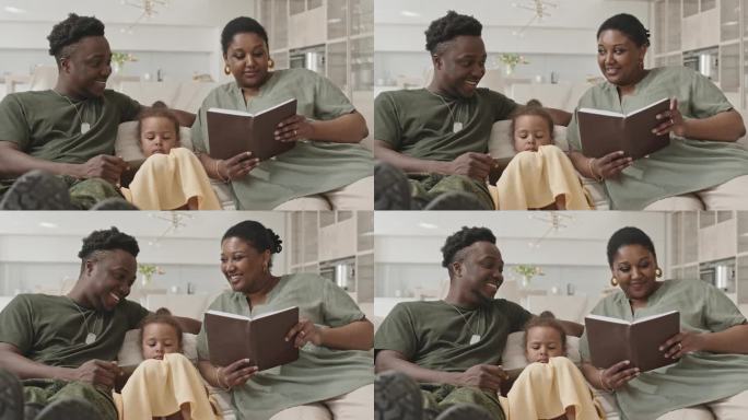 士兵和妻子在家给小女儿读书