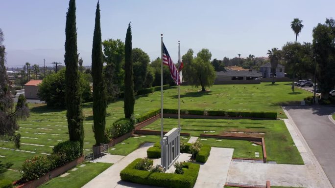 低平移航拍老兵纪念碑在加利福尼亚太平间。4 k