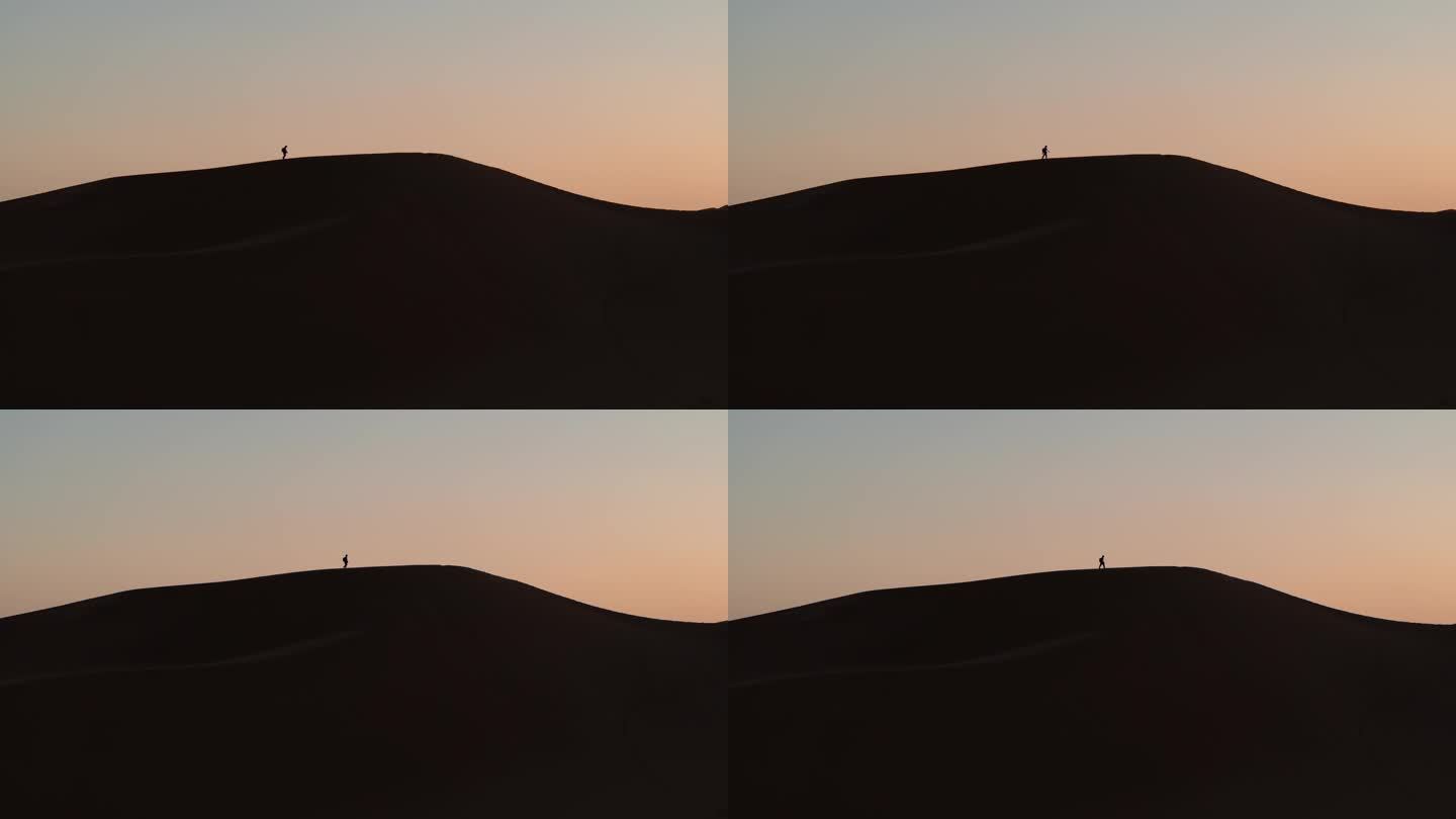 航拍黄昏新疆库木塔格沙漠的剪影