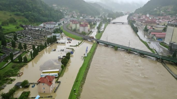 航拍:河流流经城市，洪水泛滥时河水漫溢