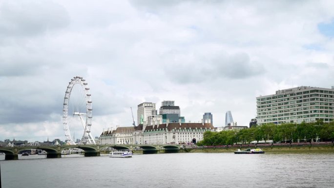 伦敦泰晤士河和南岸的伦敦眼千禧轮