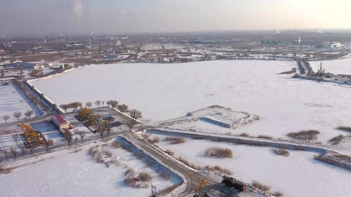 航拍大庆油田大雪过后的采油作业的繁忙景象