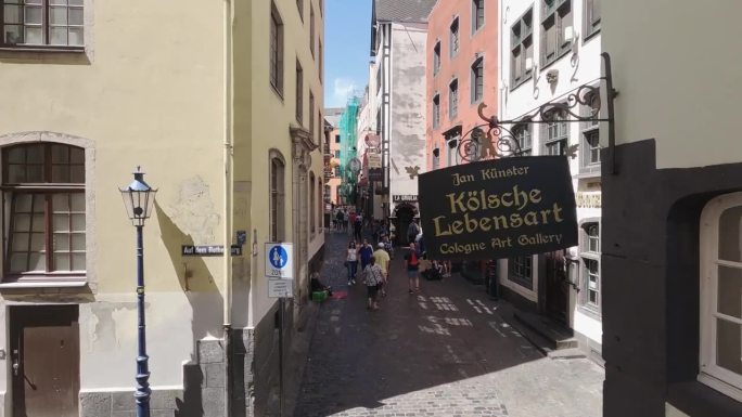 科隆老城狭窄的街道上有啤酒厂酒吧、餐馆和酒馆的动态全景鸟瞰图