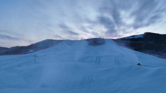 滑雪场人工造雪场景