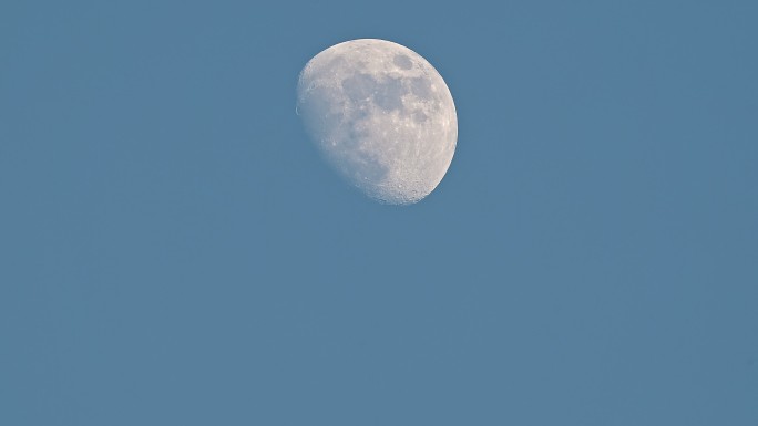 蓝色天空下月亮在升起  空镜头 高清