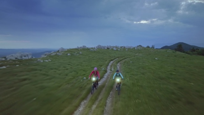 傍晚，两名女山地自行车手在山上骑行