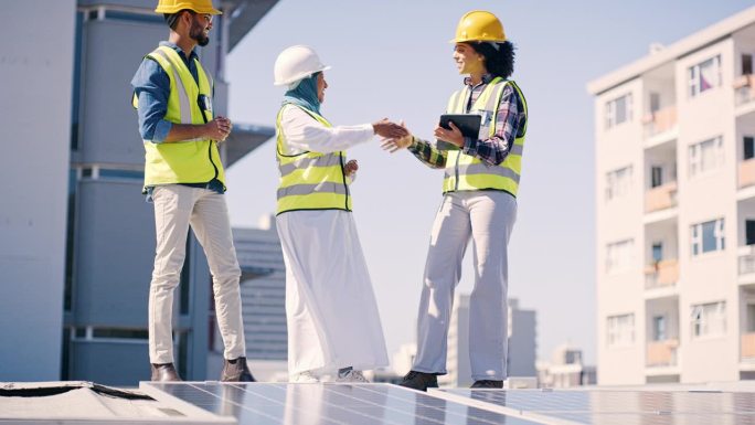 工程团队，与太阳能板安装，环保协议或屋顶上的感谢握手，技术员，经理或一群人与光伏电网成功握手