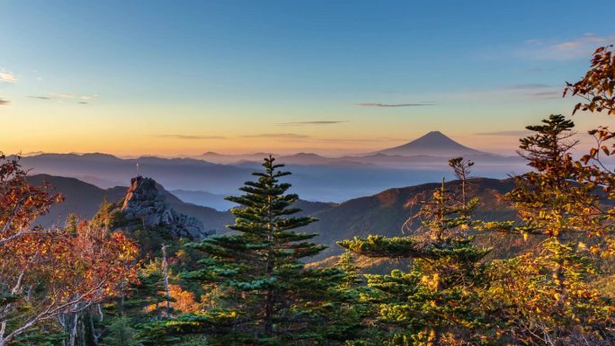 日出时富士山的时间推移，天空中的剑在早晨的阳光下闪耀在天鼓岩上，秋叶来自奥一父山的天鼓岩