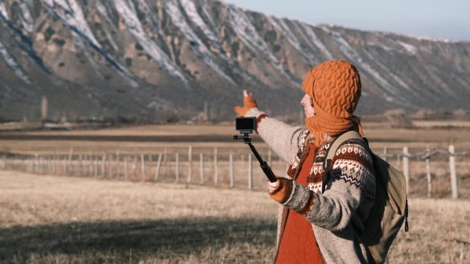 45岁的单身女性在中亚的冬季野外徒步旅行，并通过运动相机进行直播