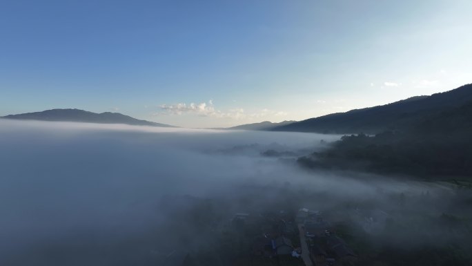 云雾缭绕下的山脚下的村庄