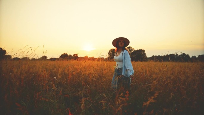 年轻女性在度假时欣赏夕阳