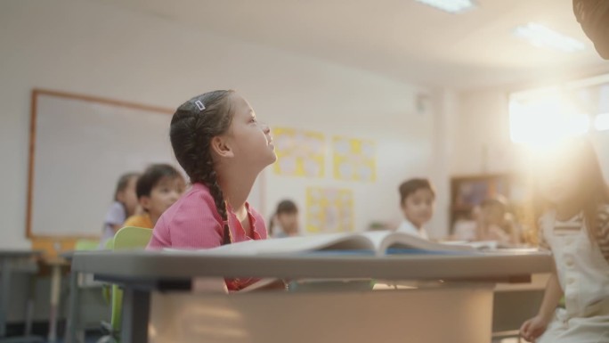 小学学习:学生在课堂上一起学习。幼儿园。回到学校。教育。知识