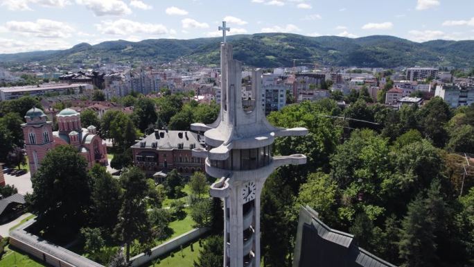 航拍全景:波斯尼亚巴尼亚卢卡圣博纳旺图尔大教堂尖顶
