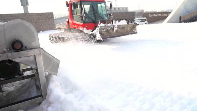 首钢园滑雪大跳台造雪