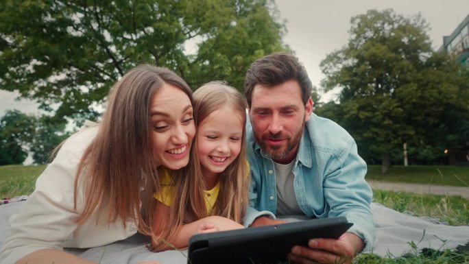 幸福的家庭通过视频链接和挥手交流