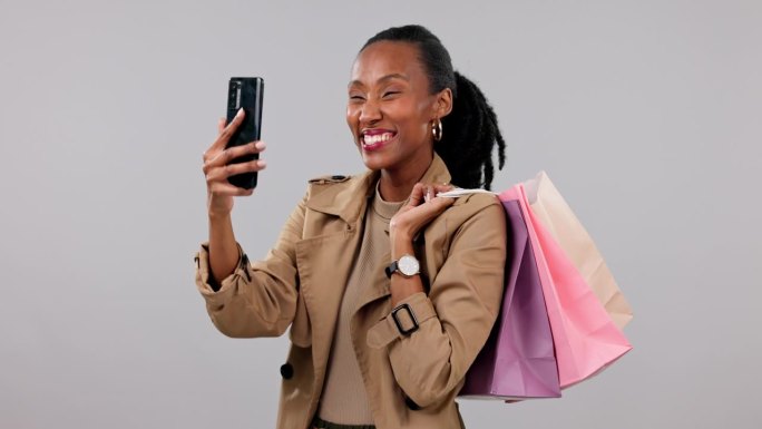 女性、自拍和购物袋，用于社交媒体营销、商业和影响者博客。快乐的非洲人或客户在个人资料图片和美容包出售