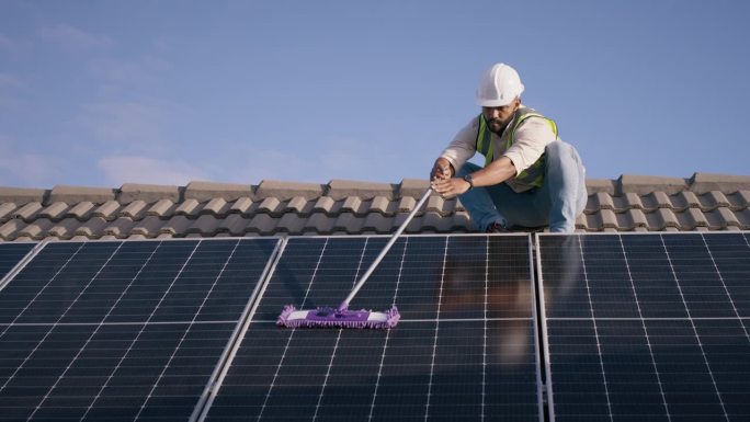 清洁屋顶太阳能板，维护可再生能源或电力。工程师，人拖地光伏电池和灰尘，污垢和提高性能，电力生产和服务