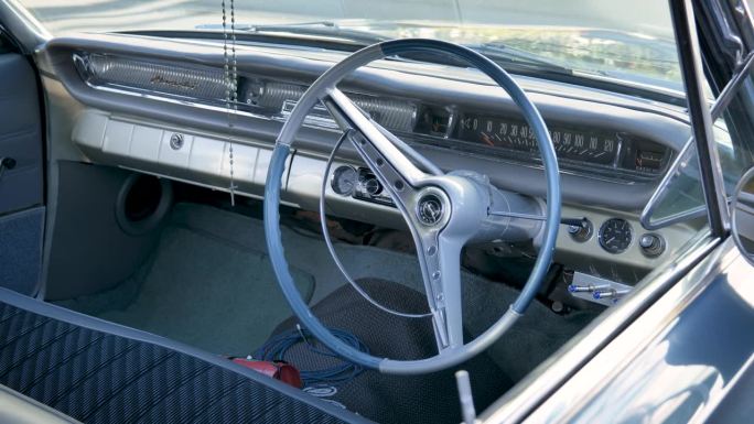 1960年的雪佛兰黑斑羚内饰，旧学校汽车，经典汽车，美国汽车，汽车仪表盘