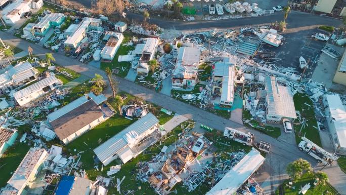 飓风“伊恩”过后，佛罗里达州活动房屋住宅区的房屋严重受损。自然灾害的后果