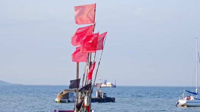 工业渔网标志旗存放在港口