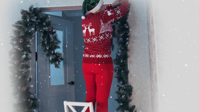 平安夜，一个女孩把圣诞树挂在门口的一角