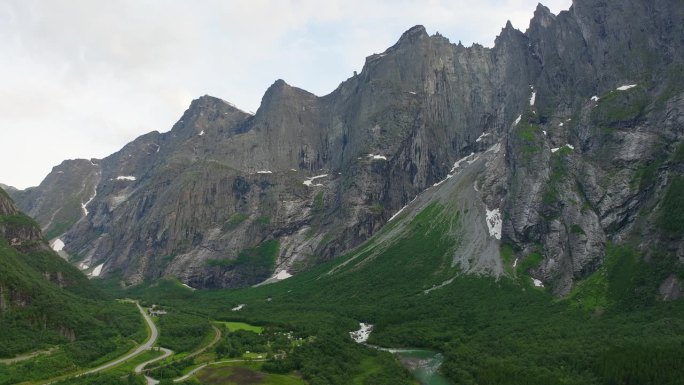 风景优美的鸟瞰图，作为劳马河流下山谷旁边的巨魔墙，挪威