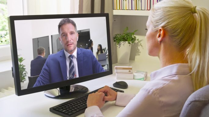 LD女医生在视频通话中与男医疗销售人员交谈