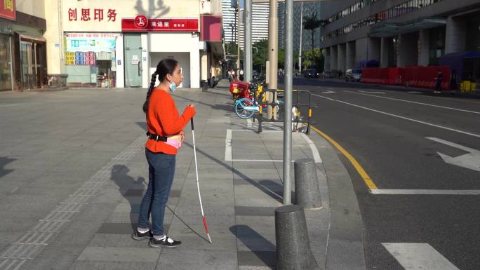 盲人 拐杖 过马路 无障碍通道 深圳