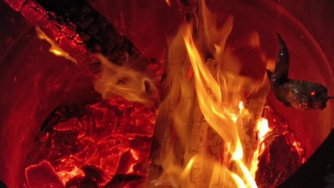 燃烧火焰 围着篝火的人群舞动火焰篝火狂欢