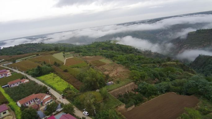 航拍下西北的村庄地貌 云层平齐的村庄