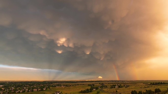 在科罗拉多州的柯林斯堡，一道美丽的彩虹从一场雷雨中延伸下来。