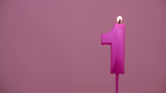 1号，粉红色背景上燃烧着生日蜡烛。文本空间