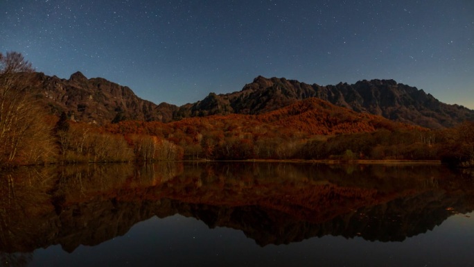 户州山脉的时间与秋天的树叶被月光照亮，映在户州高原的神池…