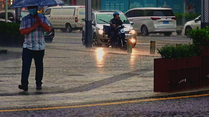 V1-0421城市雨天雨景街头忙碌奔波