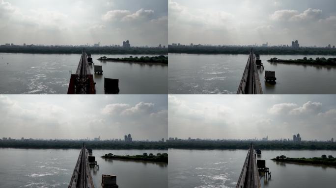 从龙边桥上俯瞰的河内城市剪影