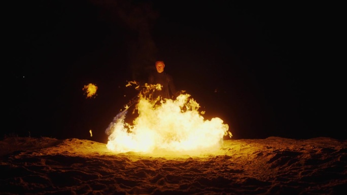 火之王，壮观的夜间户外火焰表演，特技演员用火把照亮黑暗