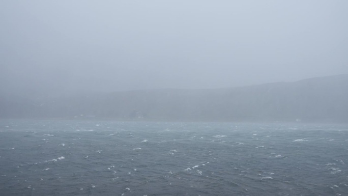 暴风雨掠过狂暴的大海。大雾天气，大雨倾盆而下