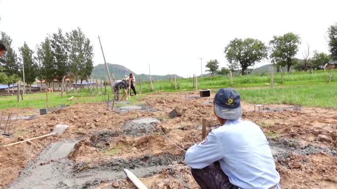 农村牧区盖房子打地基测量浇筑混凝土