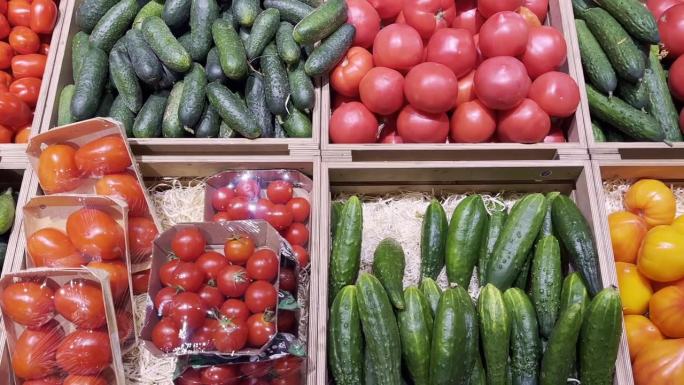 在市场上买蔬菜(洋葱、西葫芦、辣椒、黄瓜、西红柿、欧芹)