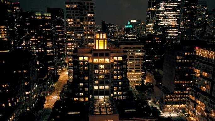 夜灯:俯瞰旧金山令人眼花缭乱的摩天大楼